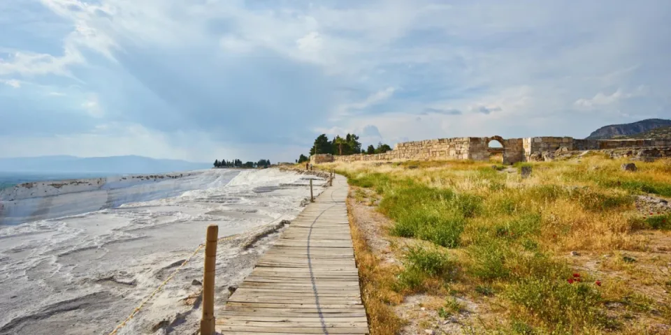 Domki nad Bałtykiem: jak wybrać najlepszą lokalizację (plaża, cisza, dojazd) — ranking okolic i na co patrzeć, by nie przepłacić.